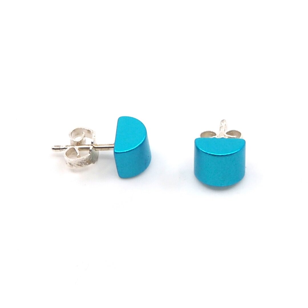 Pendientes de cubo en color turquesa con base plateada.