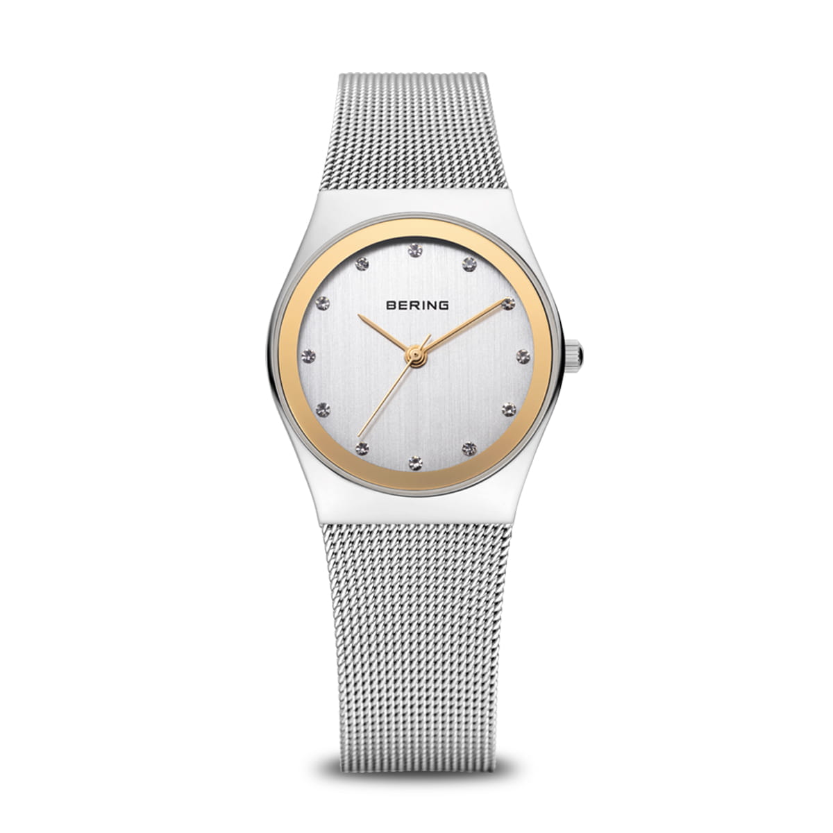Reloj con esfera plateada, bisel dorado y correa de malla de acero inoxidable.