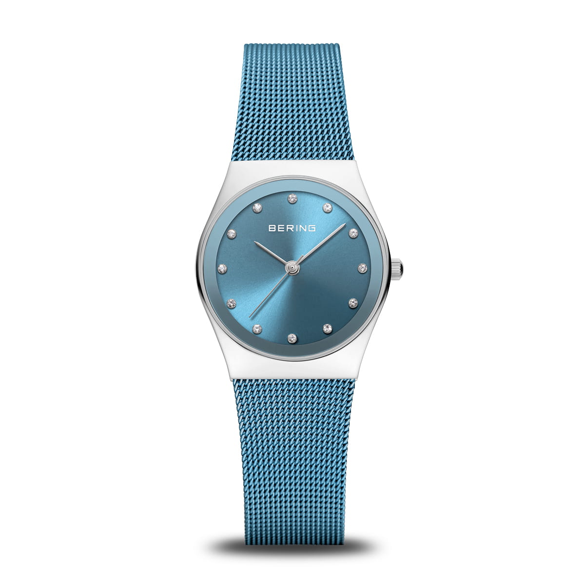 Reloj con esfera azul y correa de malla metálica plateada.