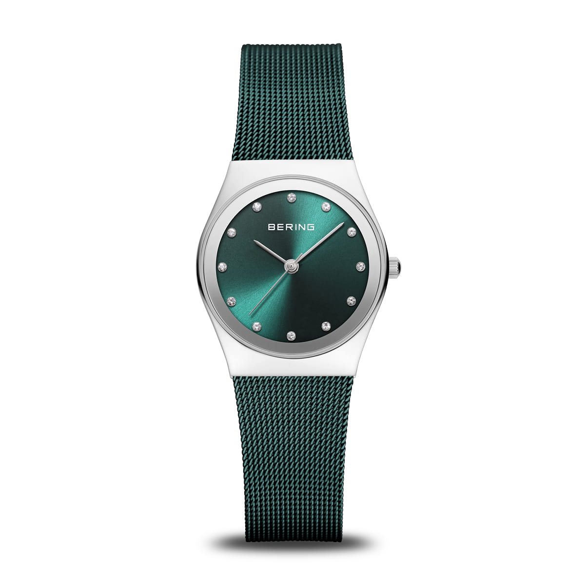 Reloj con esfera verde y correa de malla metálica plateada.