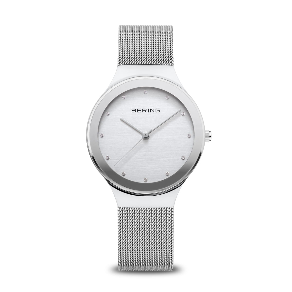 Reloj de acero inoxidable con esfera plateada y correa de malla metálica.