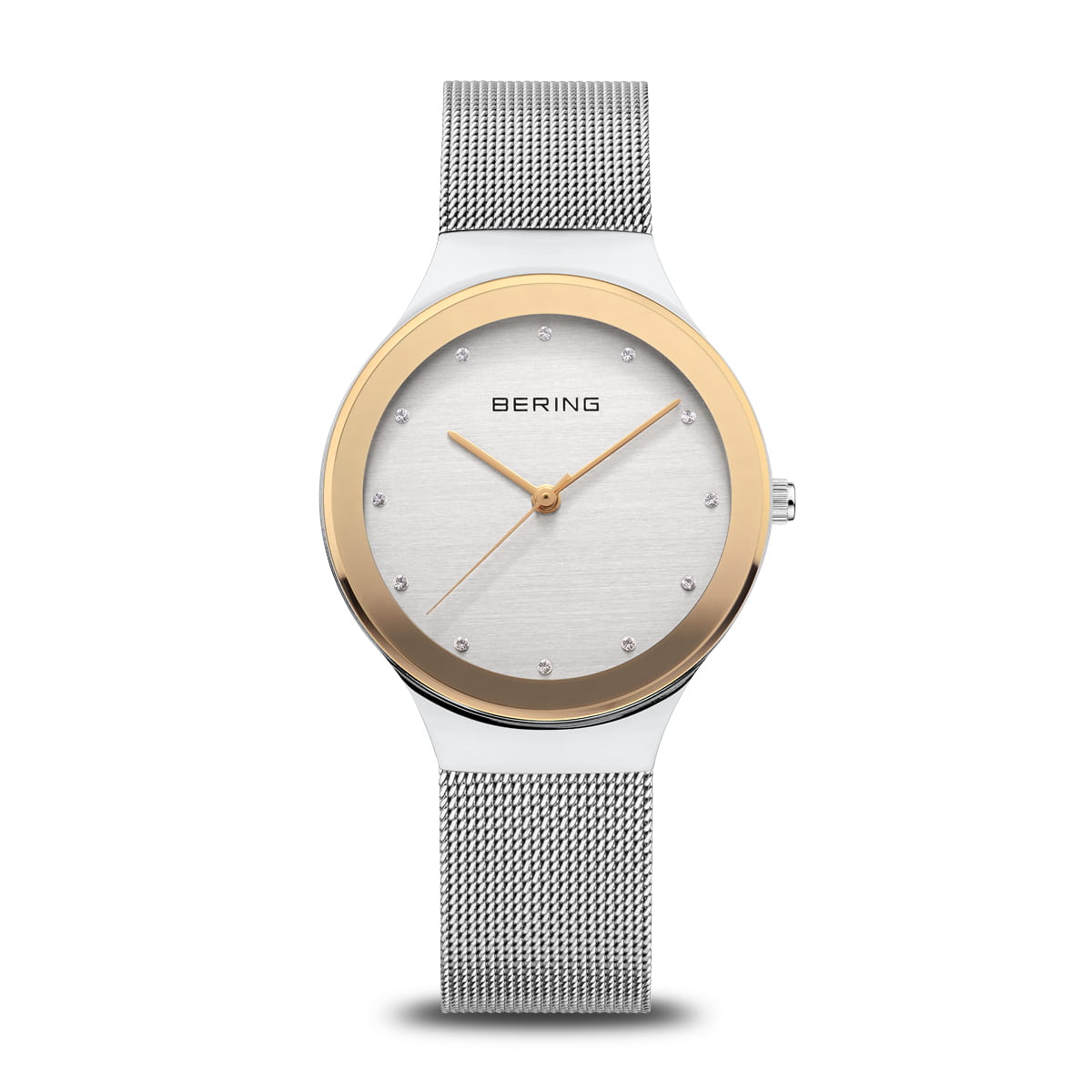 Reloj con esfera plateada, caja dorada y correa de malla plateada.