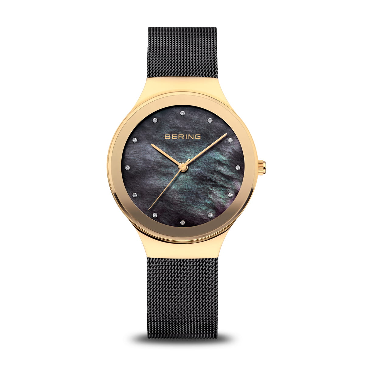 Reloj de dama con esfera negra, caja dorada y correa de malla negra.