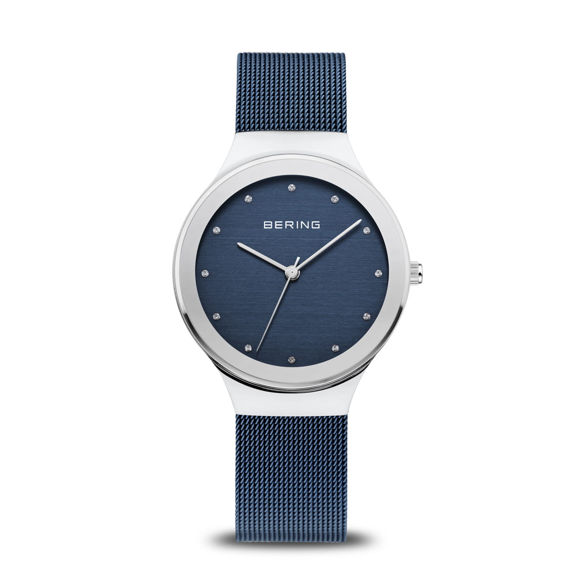 Reloj con esfera azul y correa de malla metálica plateada.