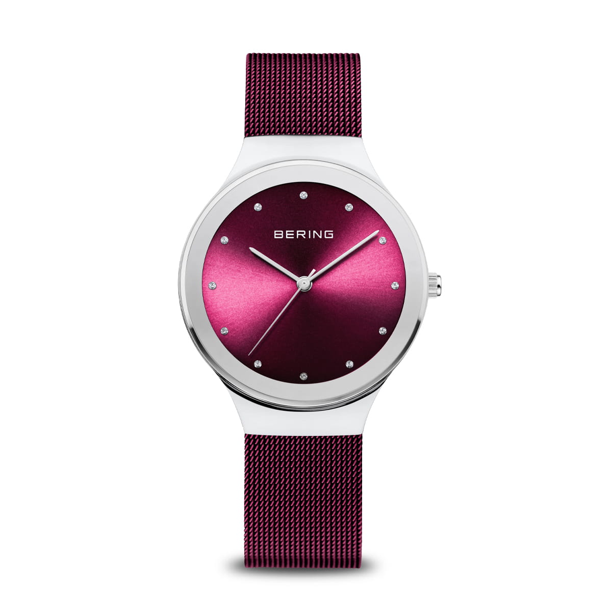 Reloj con esfera morada brillante, correa de malla plateada y detalles de cristal.