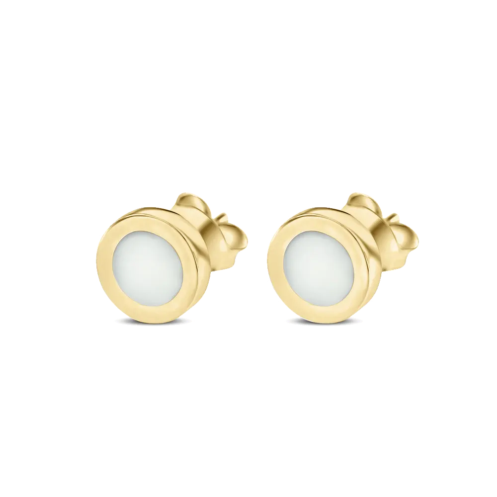 Pendientes de oro con un diseño circular y un acabado blanco mate en el centro.