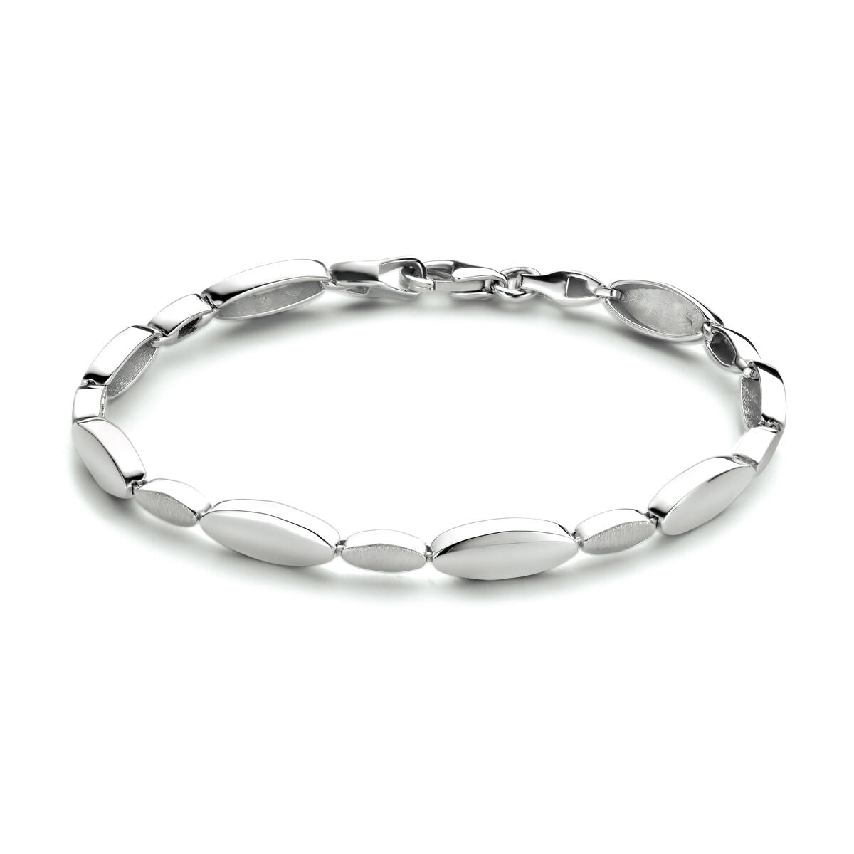 Pulsera de plata rodiada con acabado pulido y mate, de 5,2 mm de ancho y 19 cm de largo.