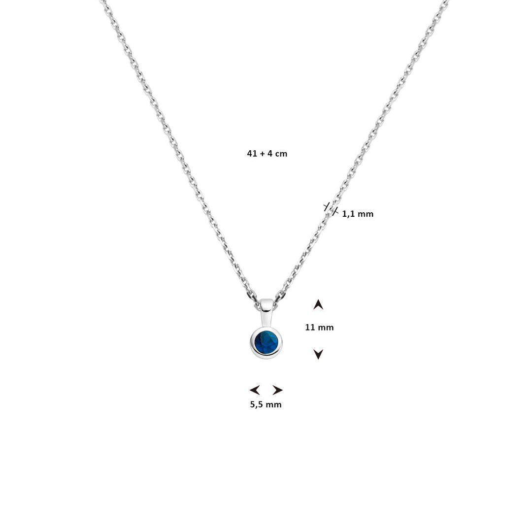 Van der Kooij Collectie collier met geboortesteen, gerhodineerd zilver, lengte 41 + 4 cm. Ronde blauwe maansteen hanger: diameter 5,5 mm, hoogte 11 mm, oogje 1,1 mm breed.