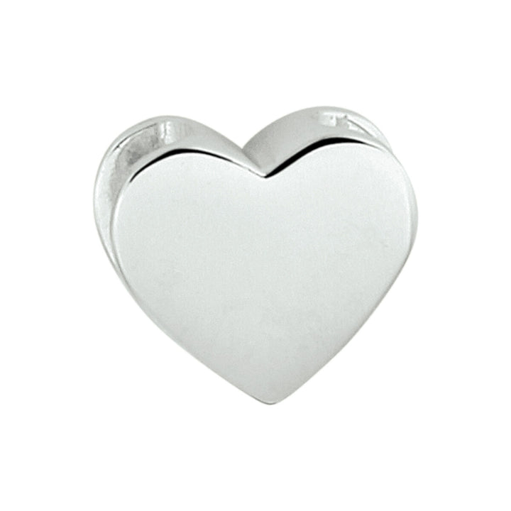 Een glanzend hangerhart zilver gerhodineerd door Van der Kooij Collectie met gladde randen, gefotografeerd op een effen witte achtergrond-een perfect valentijnscadeau.
