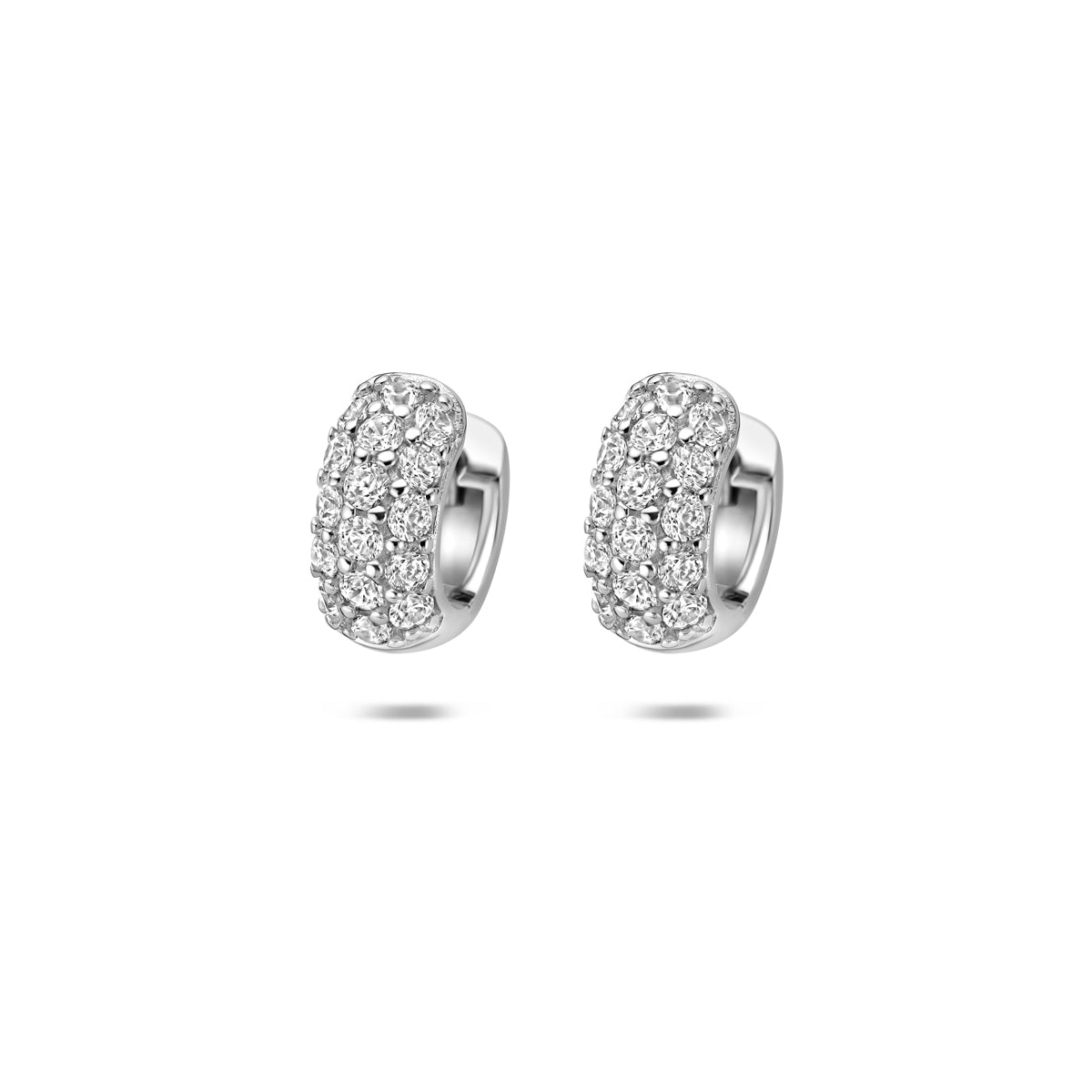 Pendientes de aro de plata 925 rodiada con circonitas brillantes en un diseño redondeado.