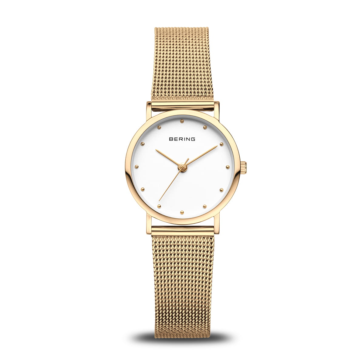 Reloj de esfera blanca con correa de malla dorada y detalles minimalistas.