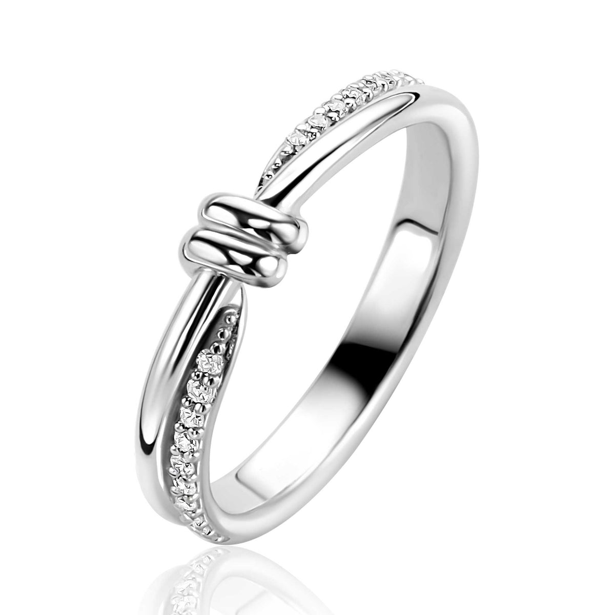 Anillo de plata con detalles brillantes y un diseño entrelazado.