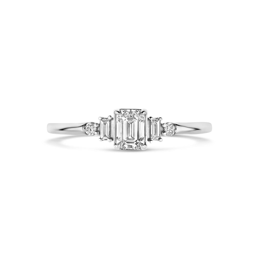 De Van der Kooij Collectie ring heeft een 0,40 karaat H SI lab grown diamant in 14K witgoud, gezet in een verfijnde band met baguette en ronde diamanten aan weerszijden voor een elegante look.