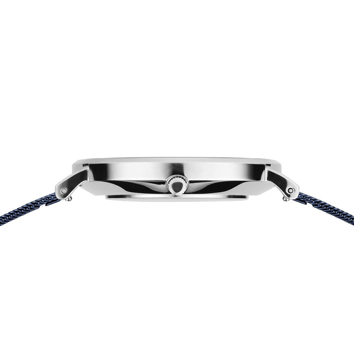 Zijaanzicht van de Bering heren horloge blauw 14040-307 van Bering, met een slanke zilverkleurige kast en blauw gedessineerde horlogeband, waarbij het elegante quartz uurwerk wordt benadrukt tegen een effen witte achtergrond.