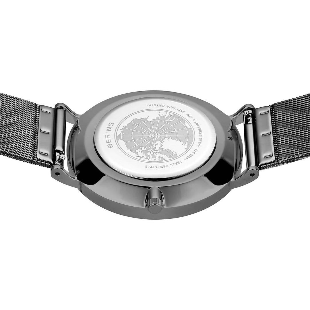 Achteraanzicht van de Bering heren horloge grijs 14040-377, met een mesh band en gegraveerde Arctische kaart met productdetails op de roestvrijstalen achterkant van de kast. Uitgerust met een nauwkeurig quartz uurwerk. Merk: Bering.