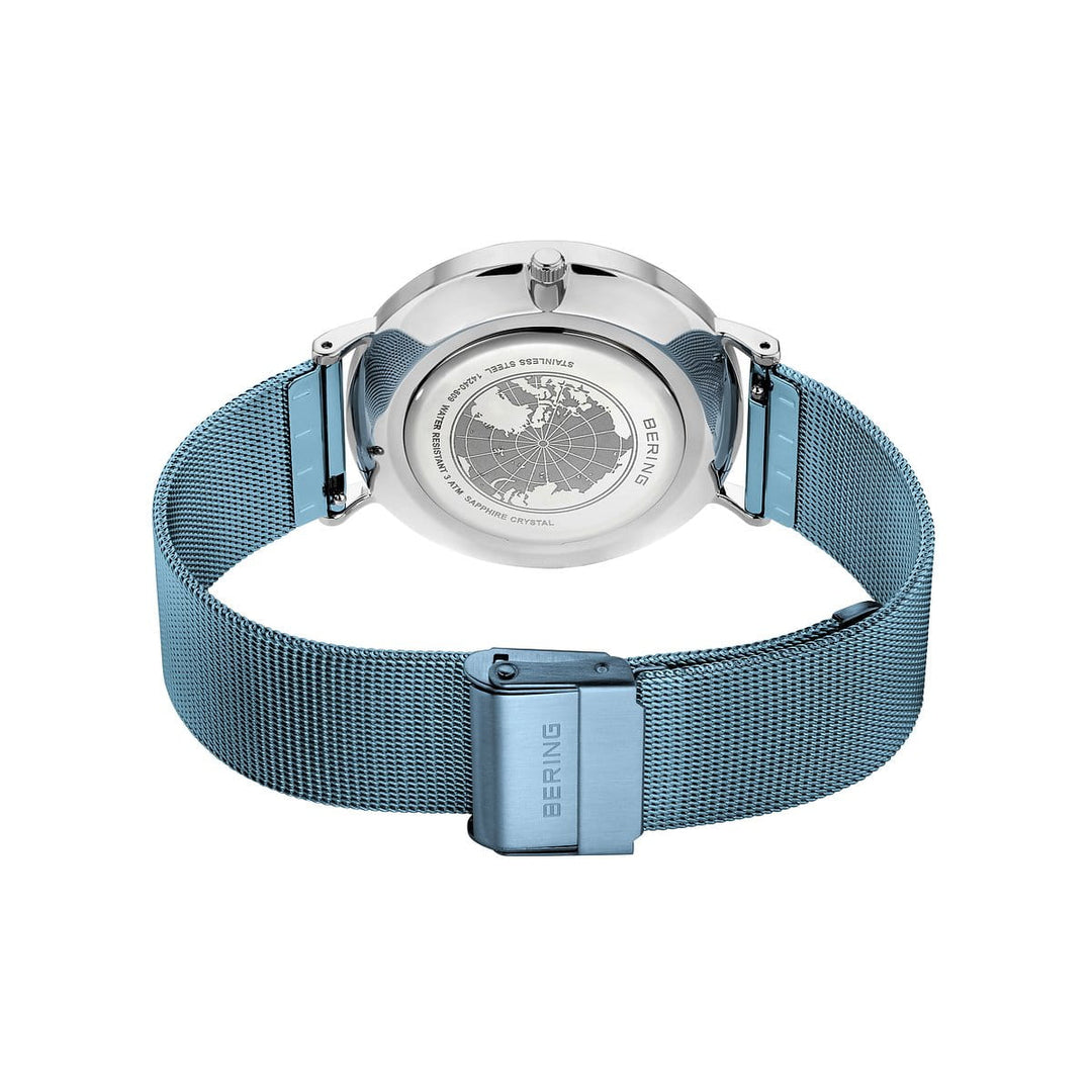 Het Bering model 14240-809 is een quartz horloge met een opvallende blauwe mesh band en stevige roestvrijstalen kast. Het heeft een gegraveerde wereldbol op de achterkant en een verstelbare, gemerkte Bering sluiting, wat dit meesterwerk compleet maakt.