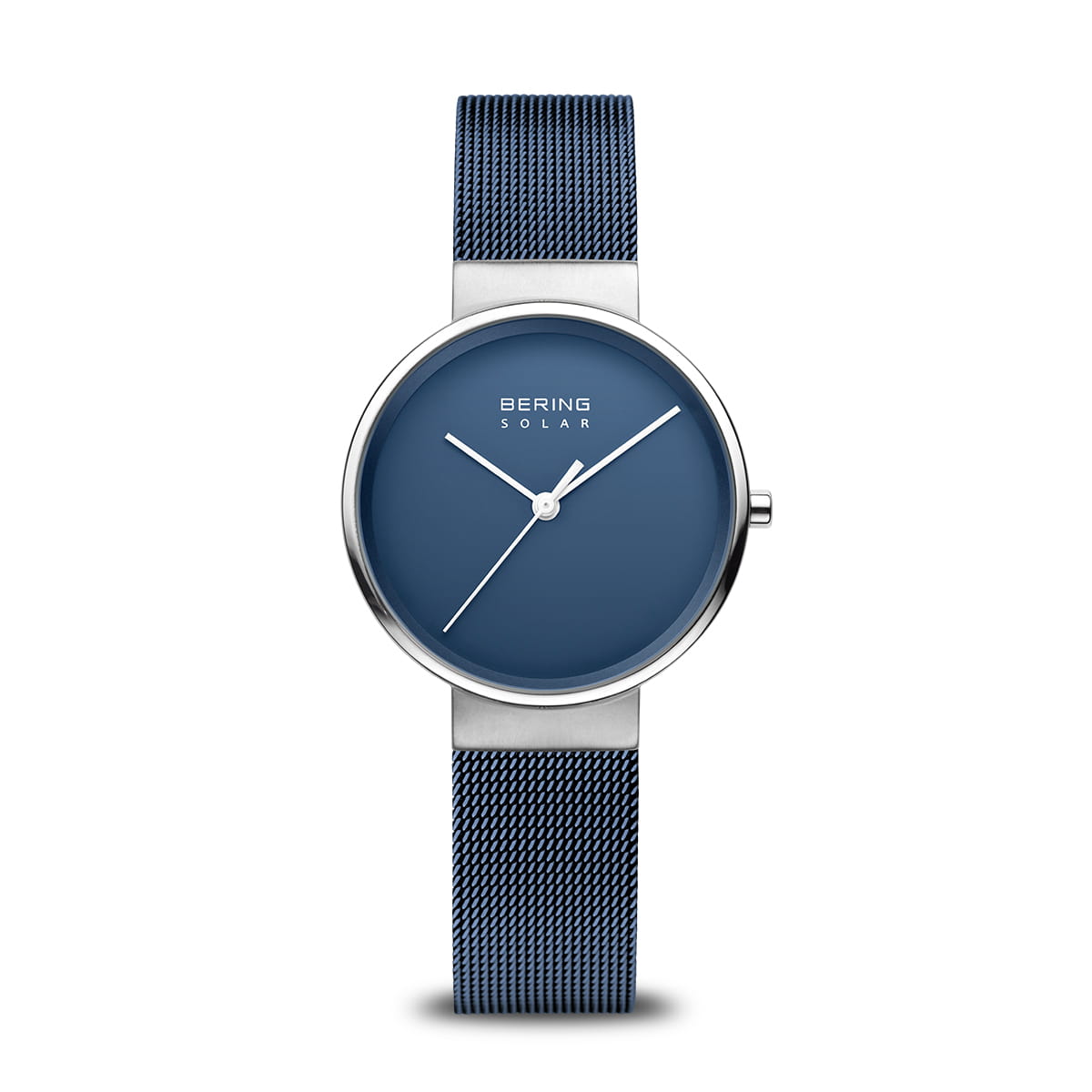 Reloj de dama con esfera azul, caja plateada y correa de malla metálica.