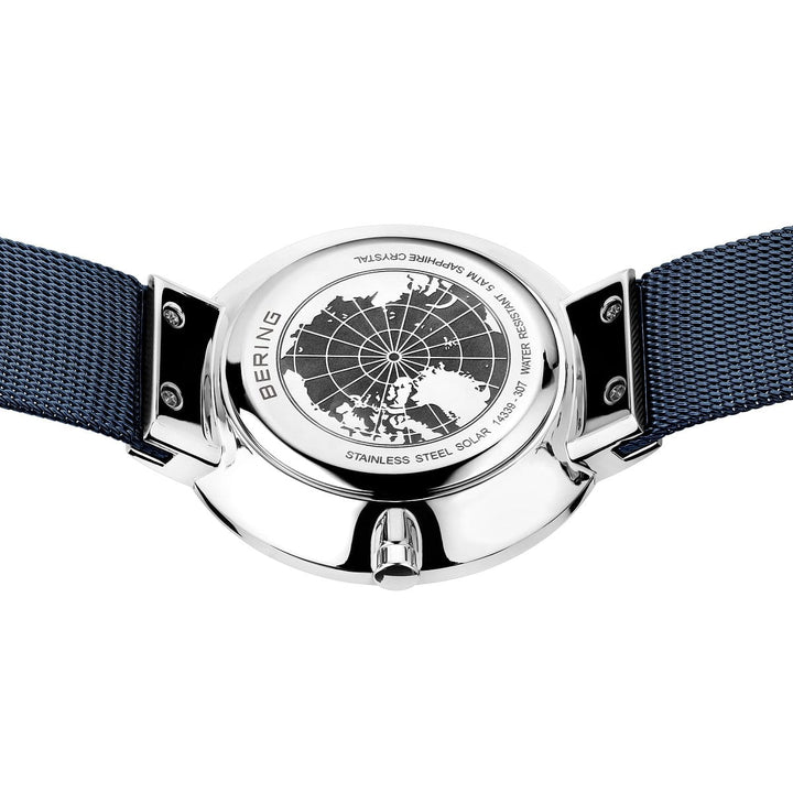 Close-up van de achterkant van een Bering unisex horloge blauwe dial - 14339-307 met een blauwe band. De roestvrijstalen achterkant toont een gegraveerde Arctische kaart. Tekst rond de rand bevat Bering, Stainless Steel, en Sapphire Crystal, wat de moderne stijl belichaamt in deze elegante accessoire.