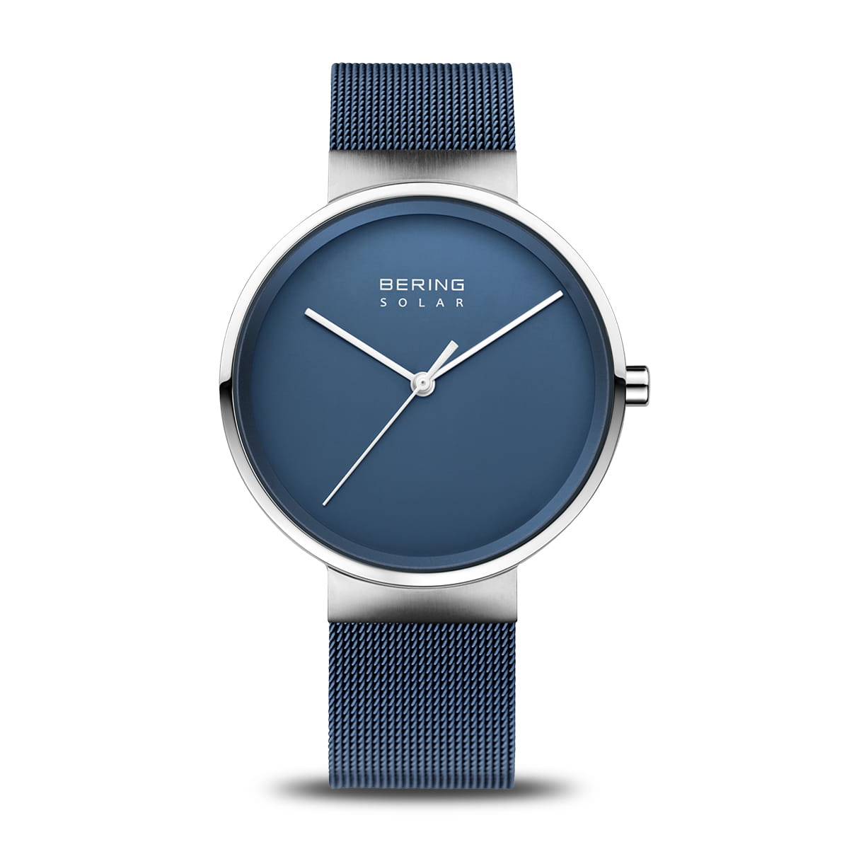 Reloj unisex con esfera azul, correa de malla metálica y acabado plateado.