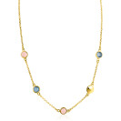 Collar dorado con piedras de colores en forma de círculos.