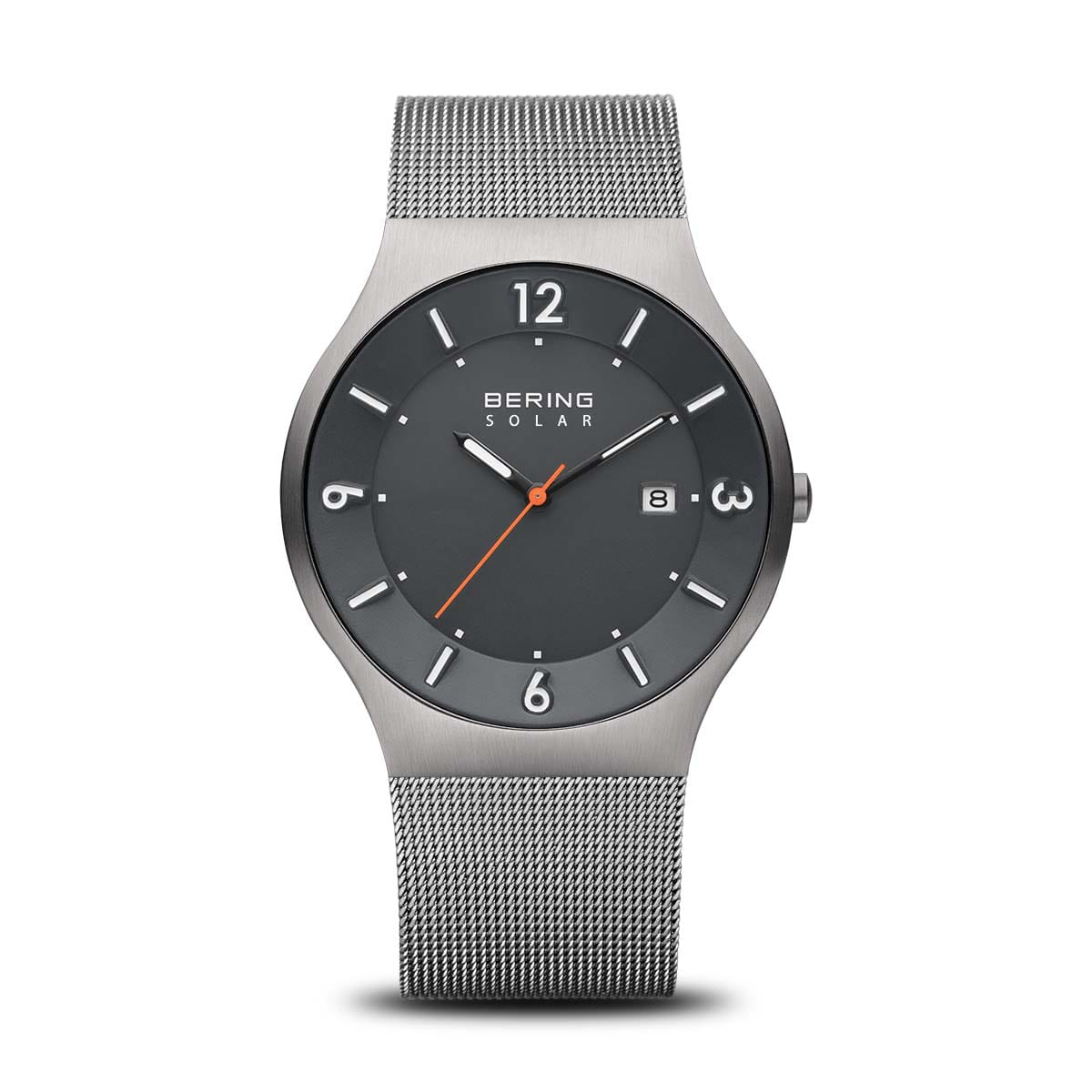 Reloj solar con esfera gris, correa de malla metálica y detalles en naranja.
