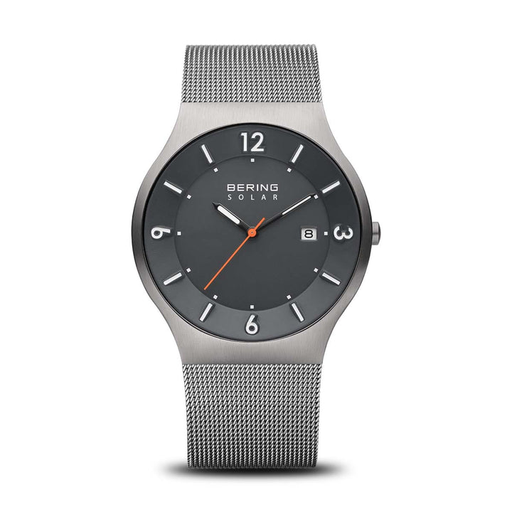 Het Bering 14440-077 horloge heeft een zilveren mesh band, donkergroene wijzerplaat met zonnetechnologie, zilveren markeringen, een datumweergave op 3 uur en een oranje secondewijzer. Afgewerkt met Saffierglas straalt het strak minimalisme uit.