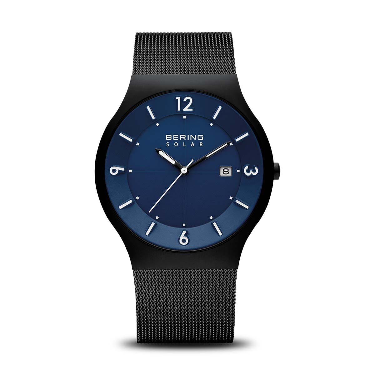 Reloj de esfera azul con correa de malla negra y detalles en blanco.