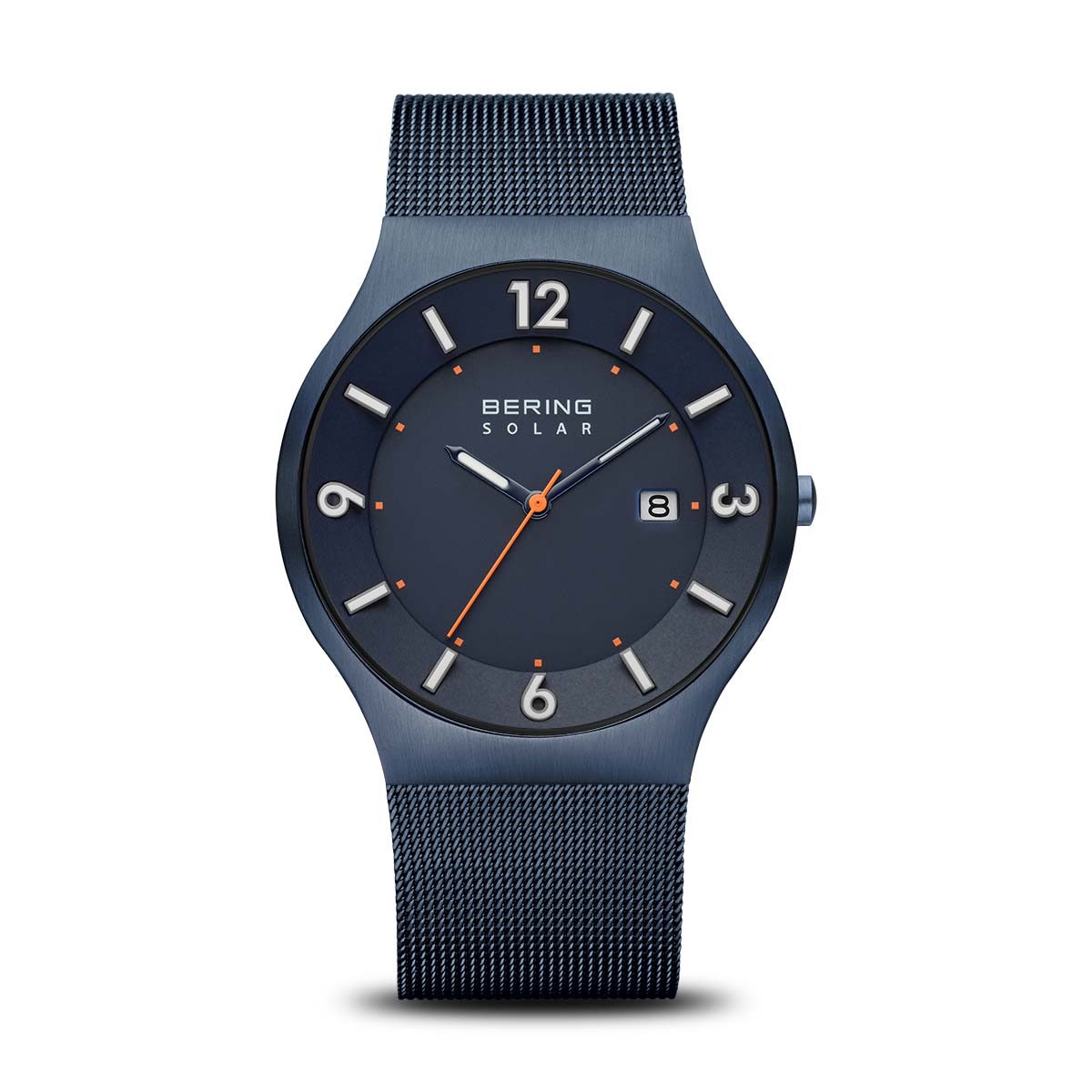 Reloj solar de Bering con esfera azul, correa de malla y detalles en naranja.