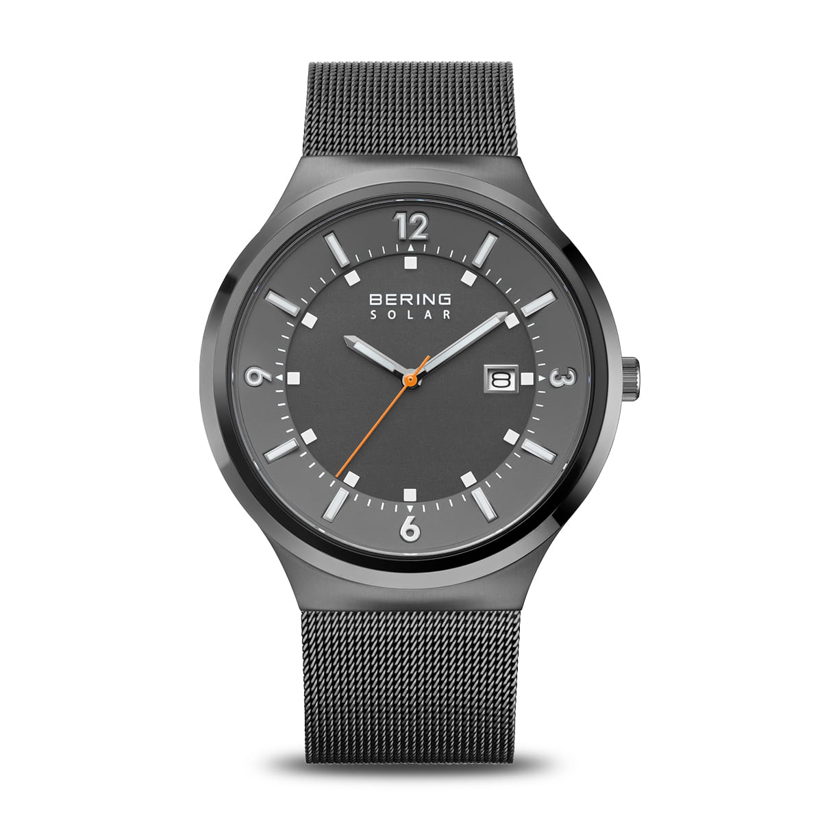 Reloj con esfera gris, correa de malla metálica y detalles en naranja.