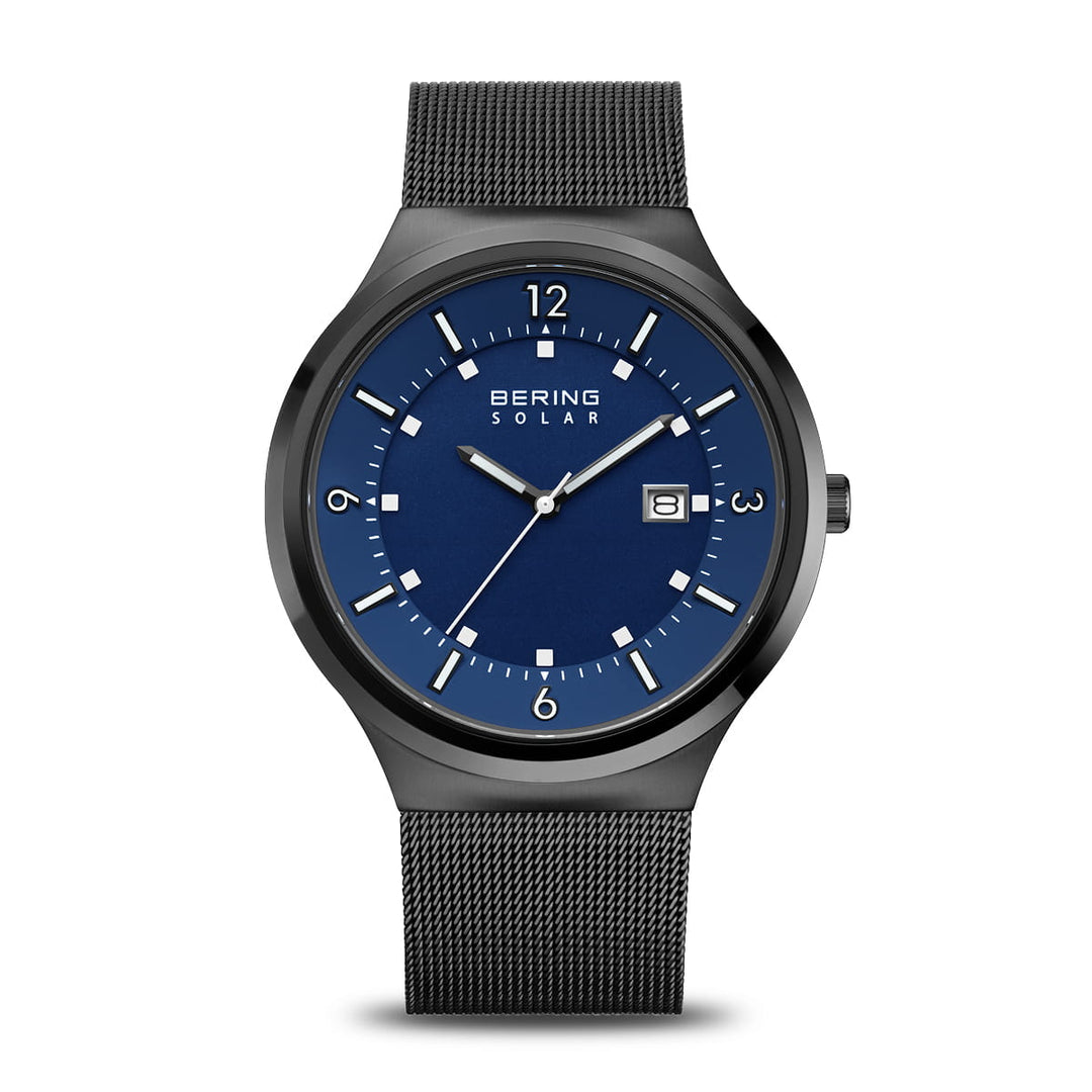 Het Bering 14442-227 Herenhorloge heeft een donkerblauwe wijzerplaat, zilveren uurmarkeringen en een datumvenster op 3 uur. Dit solar-uurwerk heeft BERING SOLAR op de wijzerplaat, is omhuld met saffierglas en heeft een strakke zwarte meshband.