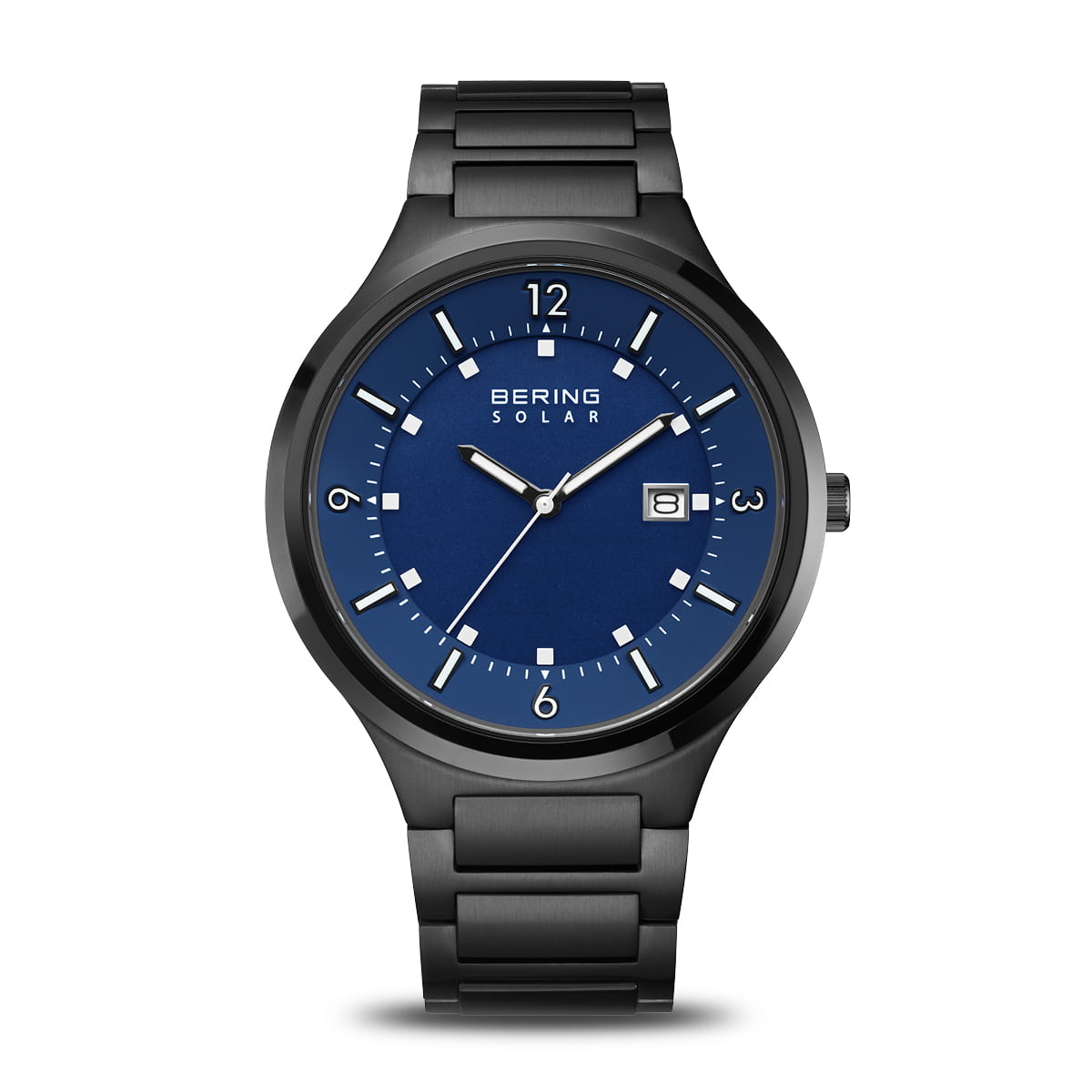 Reloj solar con esfera azul, caja negra y correa de acero inoxidable.
