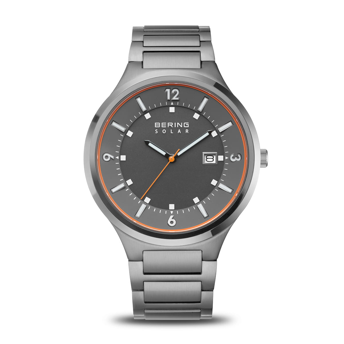 Reloj solar con caja de acero inoxidable, esfera gris y detalles naranjas, correa de acero.