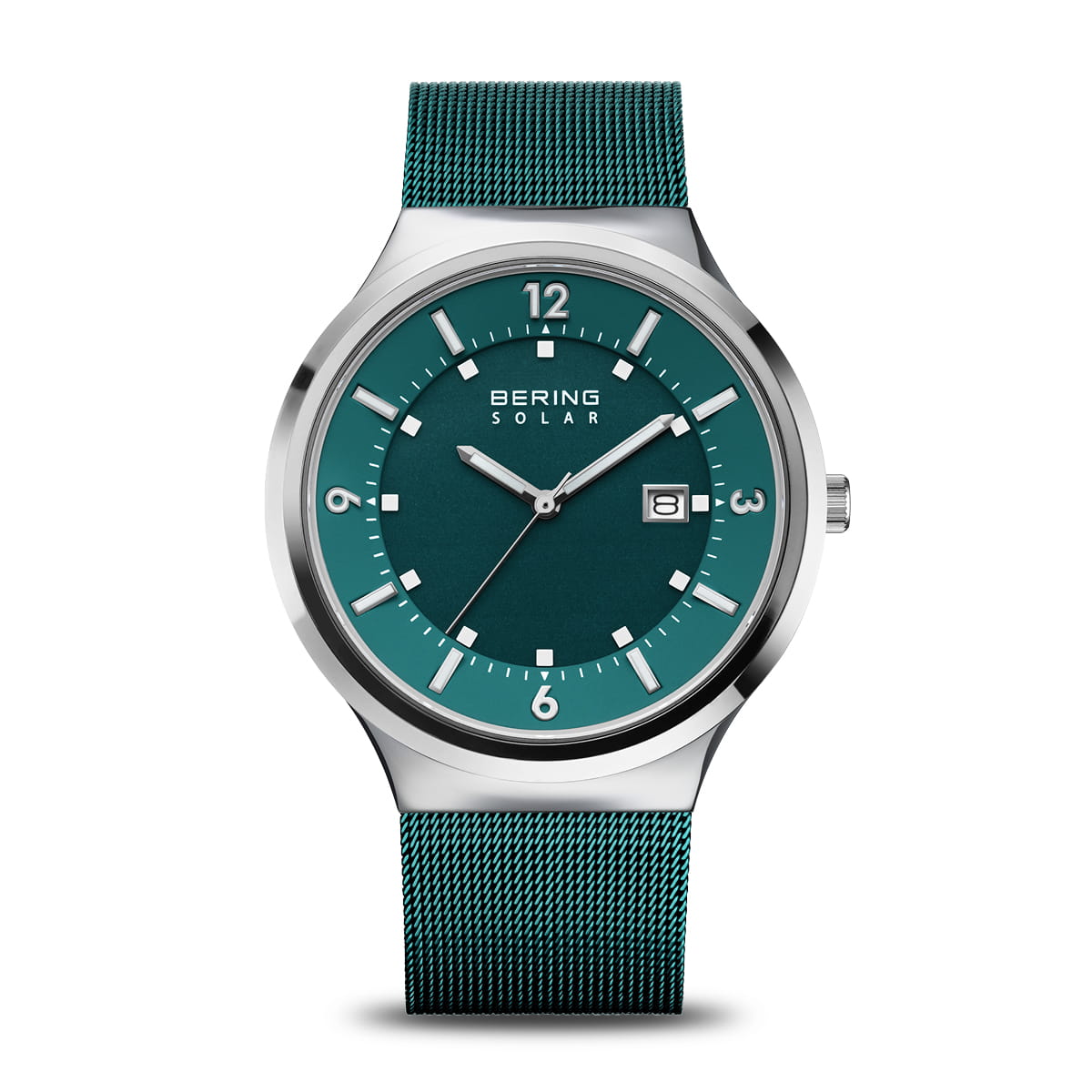Reloj de esfera verde con correa de malla metálica y detalles plateados.