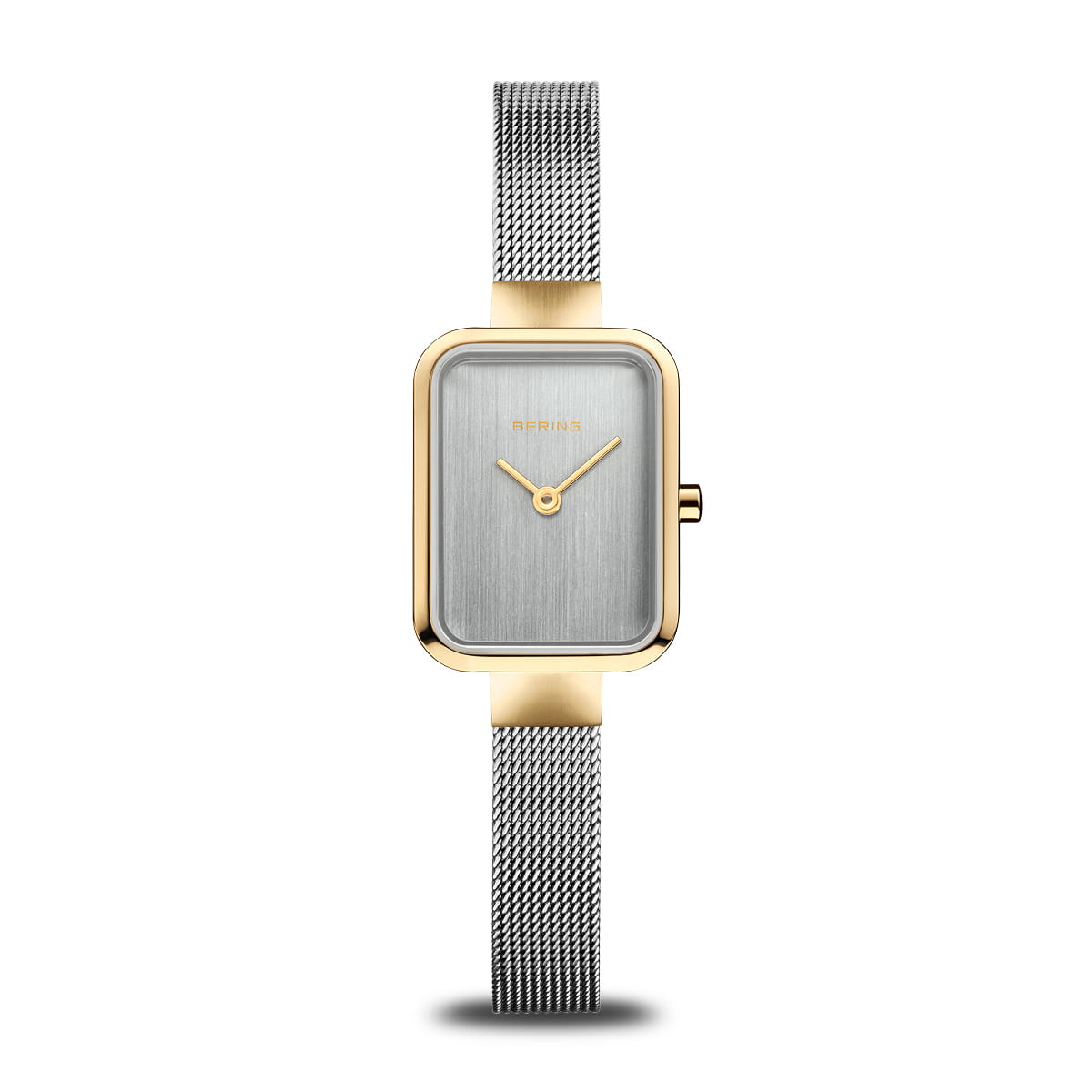 Reloj de dama con esfera plateada, caja rectangular dorada y correa de malla metálica.