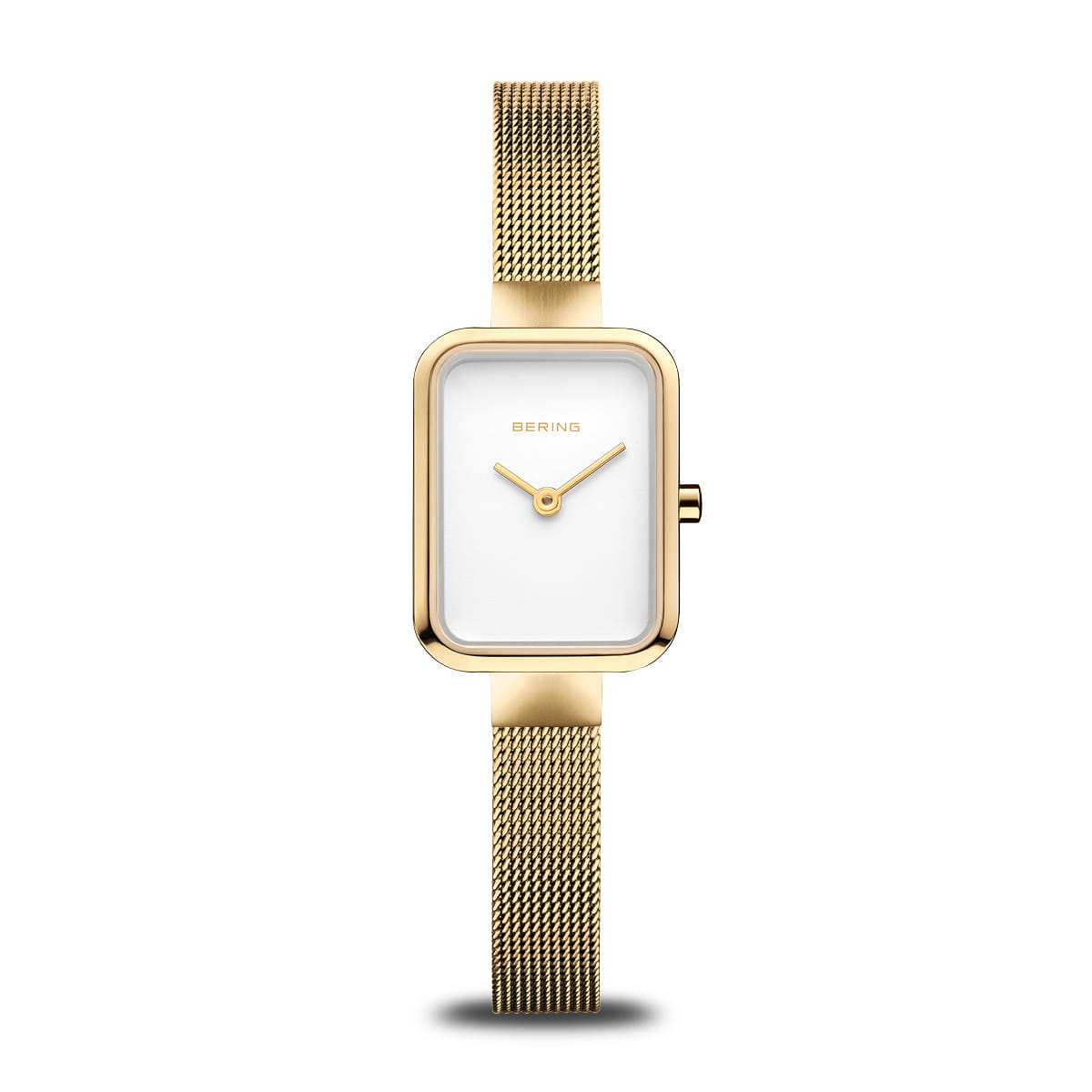 Reloj rectangular dorado con esfera blanca y correa de malla metálica.