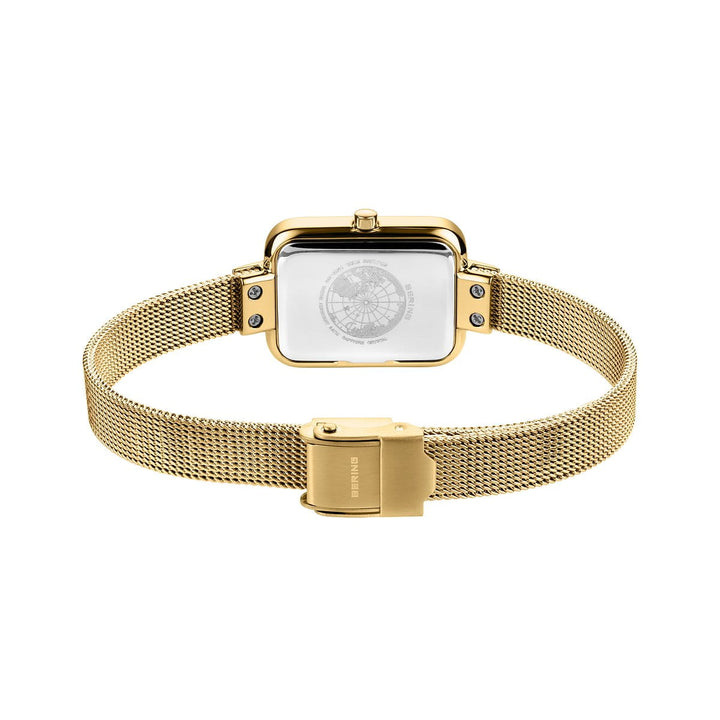 De Bering 14520-334 is een goudkleurig horloge met een mesh band en een rechthoekige roestvrijstalen kast, vanaf de achterkant getoond om de gegraveerde achterkant van de kast en de sluiting te benadrukken.