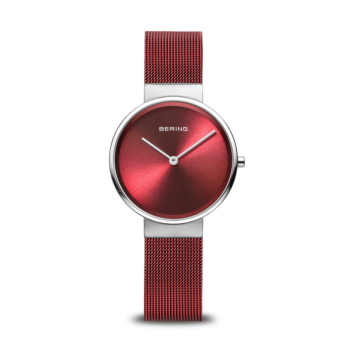 Reloj de dama con esfera roja y correa de malla metálica plateada.