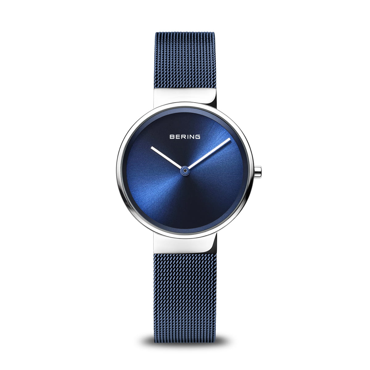 Reloj con esfera azul brillante y correa de malla metálica plateada.