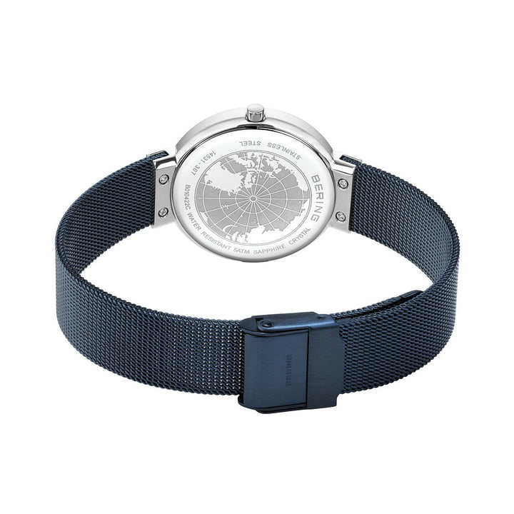 Het zilveren Bering Damenhorloge 14531-307, met een marineblauwe meshband, heeft een gegraveerde kaart op de achterkant. Het quartz-uurwerk zorgt voor precisie. Gemaakt van roestvrij staal, de sluiting is gesloten met Bering elegant zichtbaar voor tijdloze duurzaamheid.