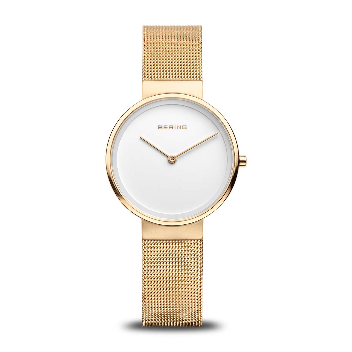 Reloj de esfera blanca con caja dorada y correa de malla dorada.