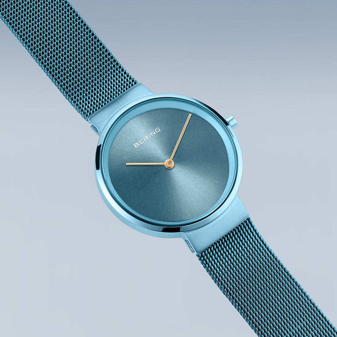 Het Bering 14531-388 polshorloge heeft een strak blauw design met een minimalistische ronde wijzerplaat, met een mesh band en saffierglas. Minimalistische uurmarkeringen sieren de wijzerplaat, waar de merknaam Bering elegant opvalt in een verloop van licht- naar donkergrijs.