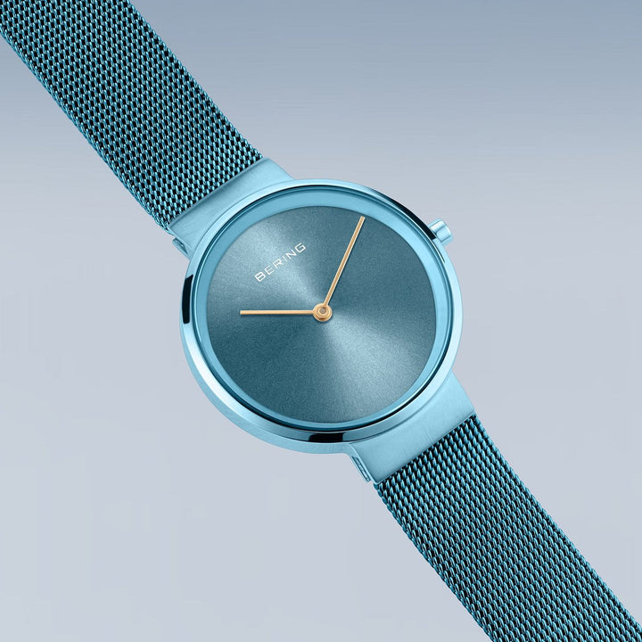Het Bering 14531-388 polshorloge heeft een strak blauw design met een minimalistische ronde wijzerplaat, met een mesh band en saffierglas. Minimalistische uurmarkeringen sieren de wijzerplaat, waar de merknaam Bering elegant opvalt in een verloop van licht- naar donkergrijs.