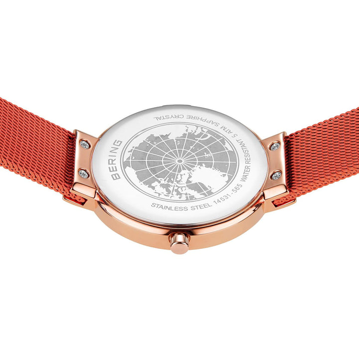 Het Bering 14531-565 horloge heeft een ronde roségouden wijzerplaat met een gegraveerde wereldkaart, een rode meshband, een quartz-uurwerk, saffierglas, een roestvrijstalen constructie en is 5 ATM waterbestendig voor elegantie en duurzaamheid.