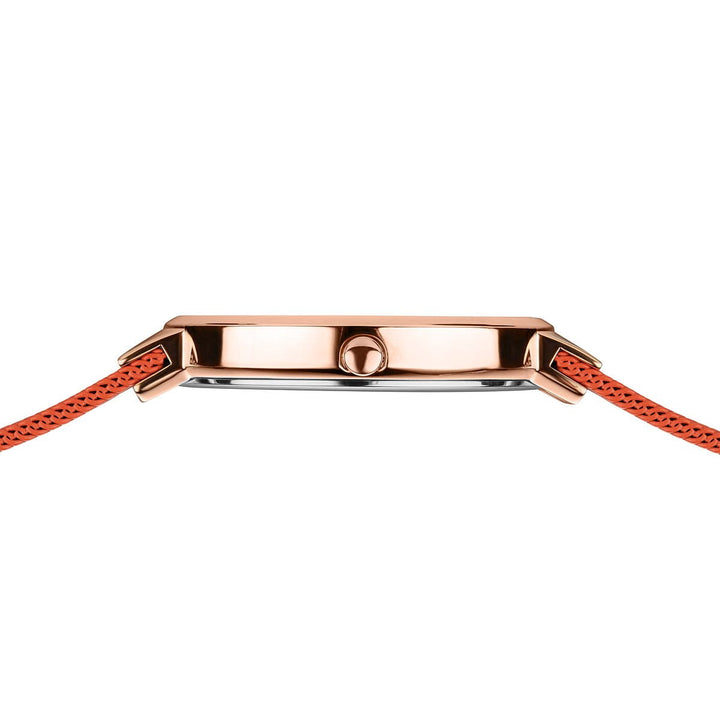 Het Bering Dameshorloge 14531-565 heeft een dunne, rechthoekige roségouden kast met een getextureerde oranje band. Het heeft een eenvoudige kroon aan de rechterkant en is gemaakt van duurzaam saffierglas. Dit elegante horloge wordt aangestuurd door een quartz-uurwerk op een effen witte achtergrond.