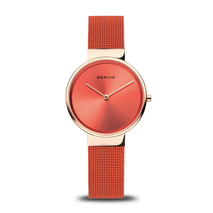 Het Bering 14531-565 Dameshorloge heeft een strak, minimalistisch design met een ronde rood-oranje wijzerplaat met een subtiele radiale gradiënt. Het omvat eenvoudige uur- en minutenwijzers, een bijpassende meshband, gepolijste metalen kast, Quartz-uurwerk uurwerk en duurzaam saffierglas.