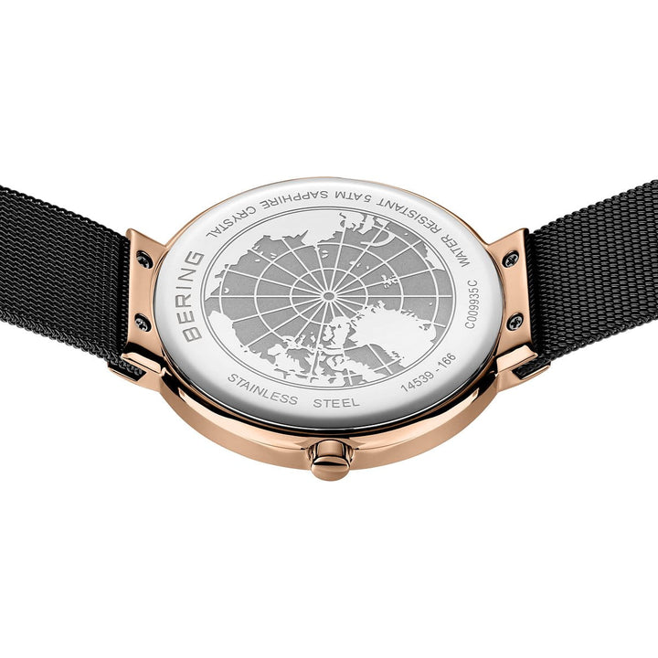 De afbeelding toont de achterkant van een Bering horloge (model 14539-166) met een roestvrijstalen kast en gegraveerde wereldkaart. Het bevat BERING, STAINLESS STEEL, en WATER RESISTANT 5 ATM SAPPHIRE CRYSTAL. Dit Quartz horloge heeft een stijlvolle mesh band.