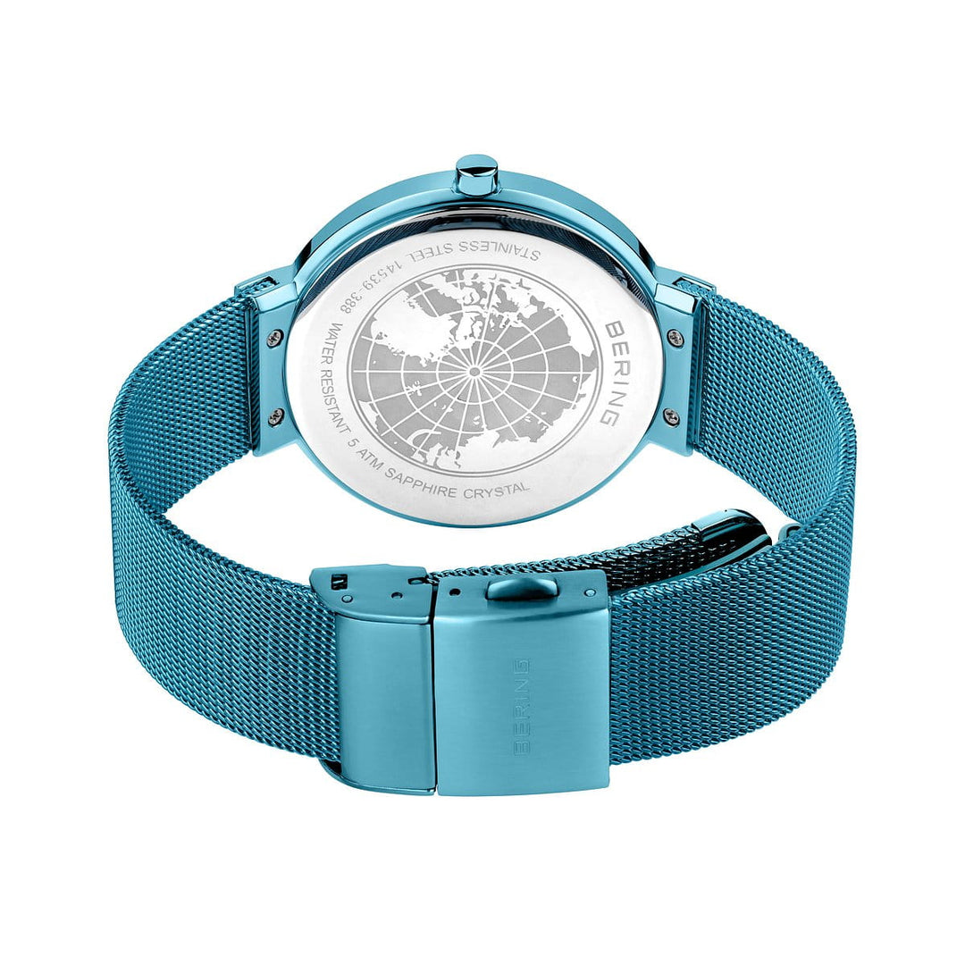 Het Bering 14539-388 dameshorloge heeft een blauwe wijzerplaat en een metalen meshband met Saffierglas helderheid. Het heeft een gegraveerde wereldbol op de ronde achterplaat, beveiligd door een gespsluiting, en wordt aangestuurd door nauwkeurige Quartz-uurwerktechnologie voor betrouwbare stijl.