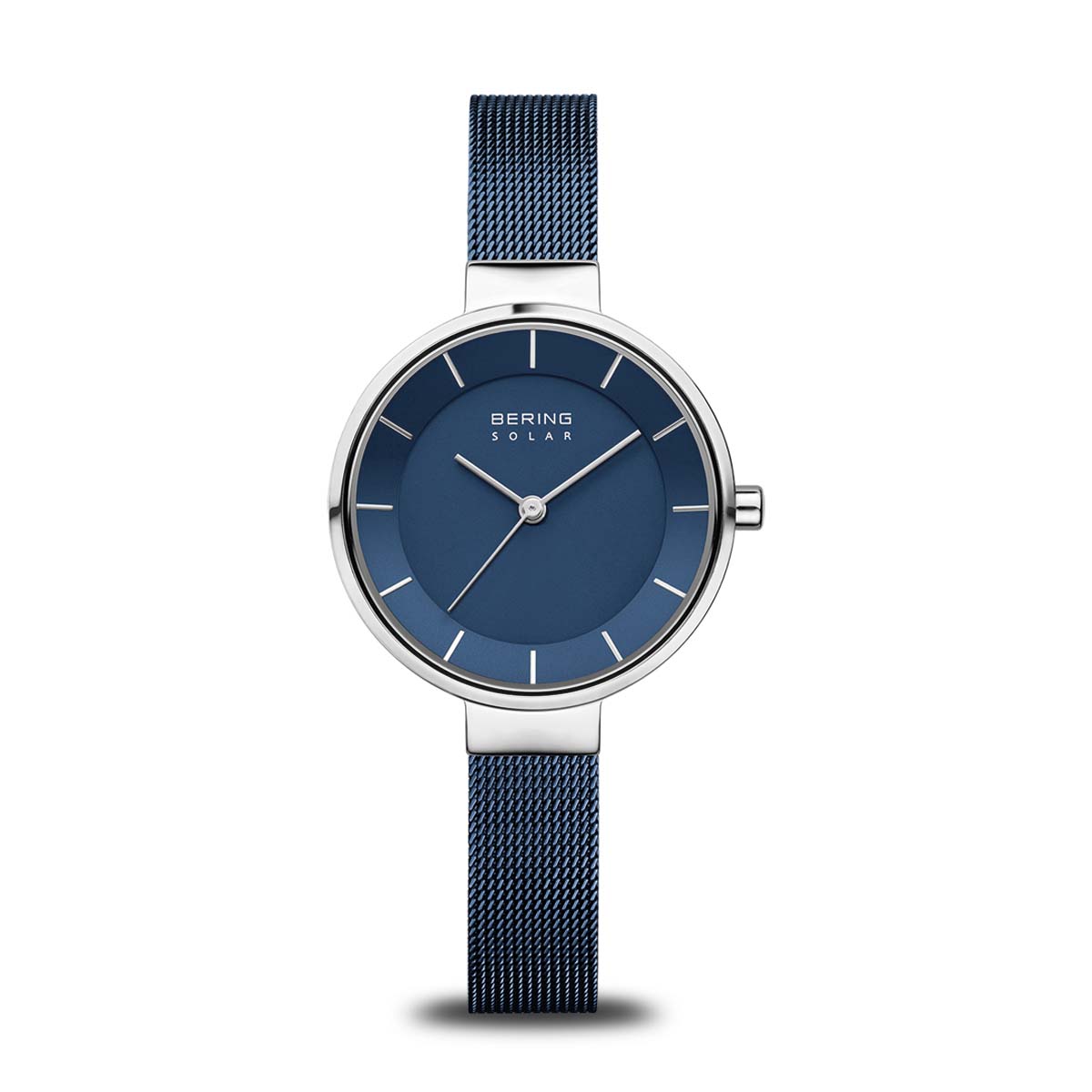 Reloj de mujer con esfera azul, caja plateada y correa de malla metálica azul.