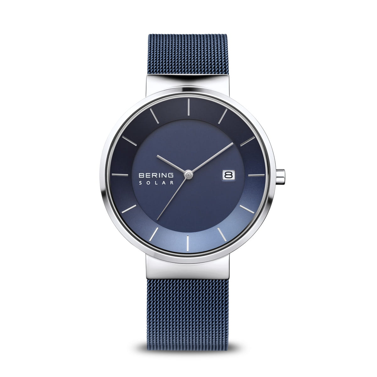 Reloj con esfera azul, caja plateada y correa de malla metálica azul.