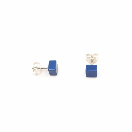 Pendientes cuadrados de color azul con base de metal plateado.